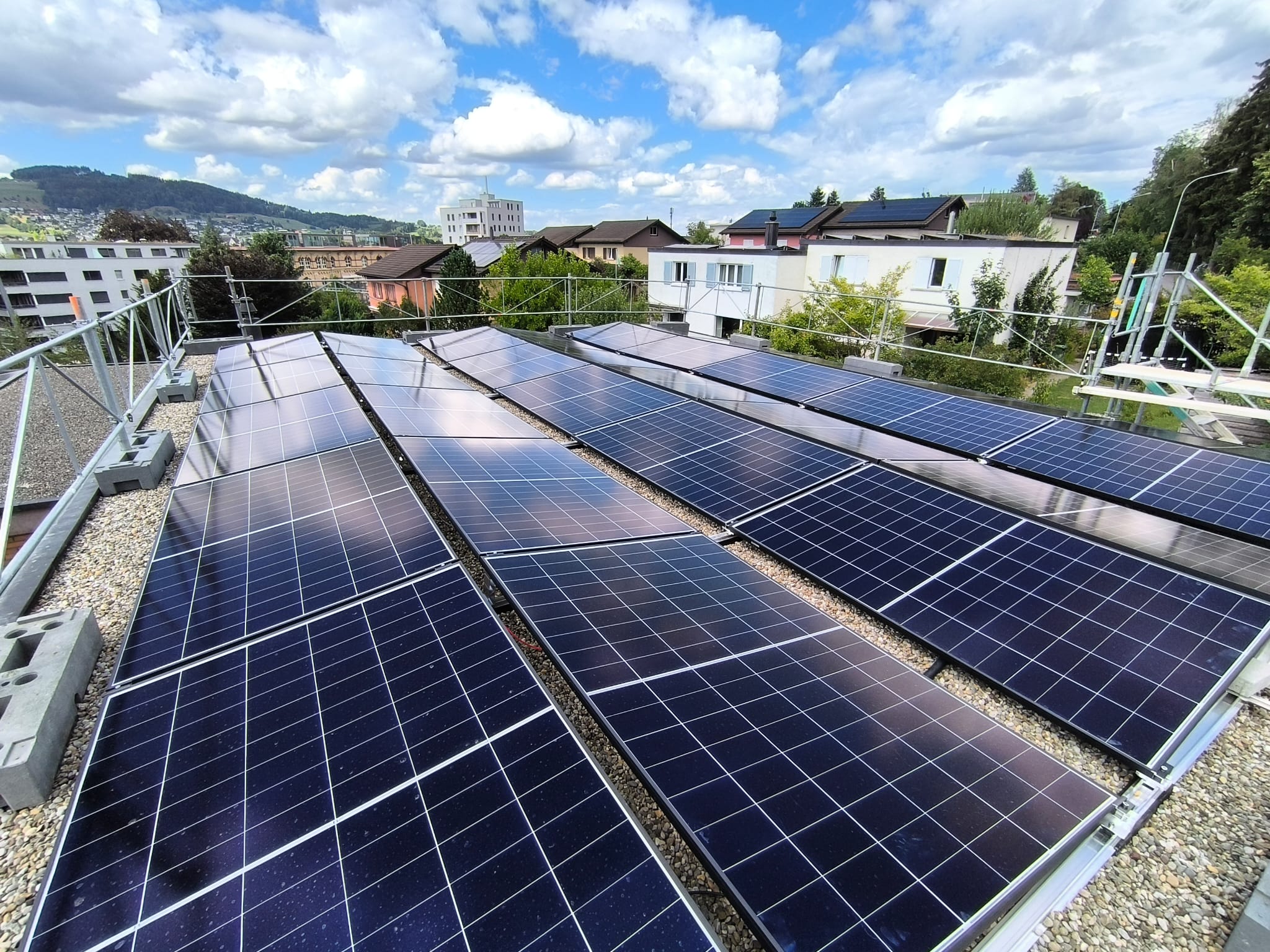 Photovoltaik-Module auf einem Flachdach in der Ostschweiz
