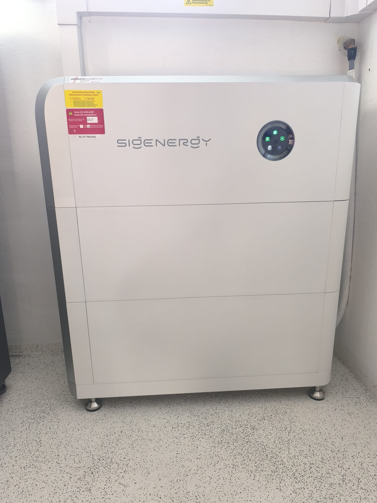 Sigenergy Batteriespeicher mit drei Modulen in einem Technikraum